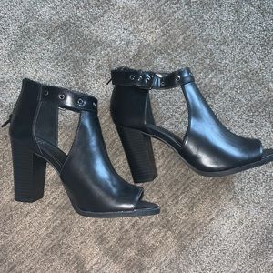 Open toe Vera wang sandal heels